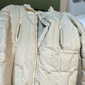 Used Women's White Puffer Jacket has attachable faux fur next part